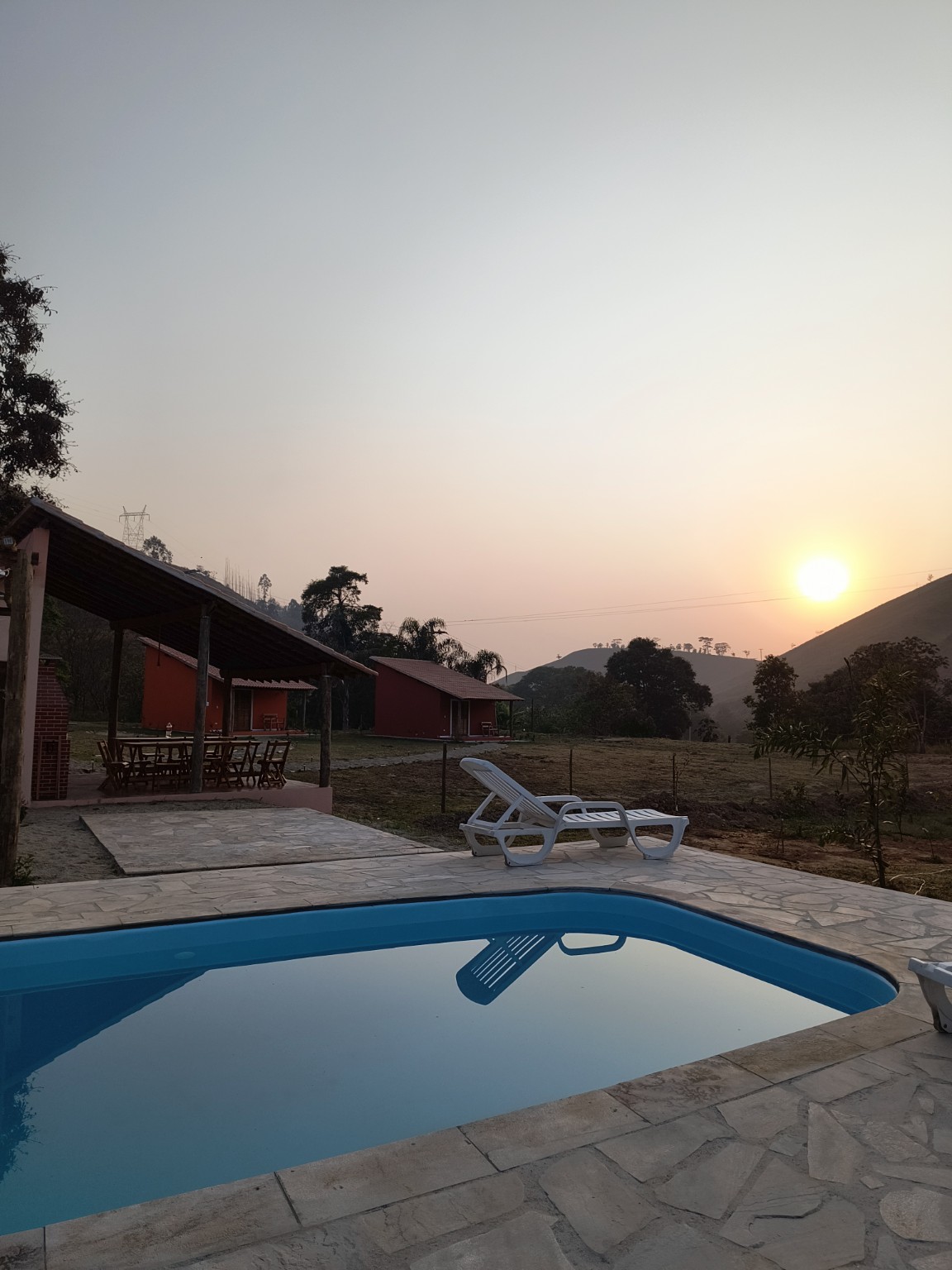 Piscina dos Chalés Jatobá ao pôr do sol
